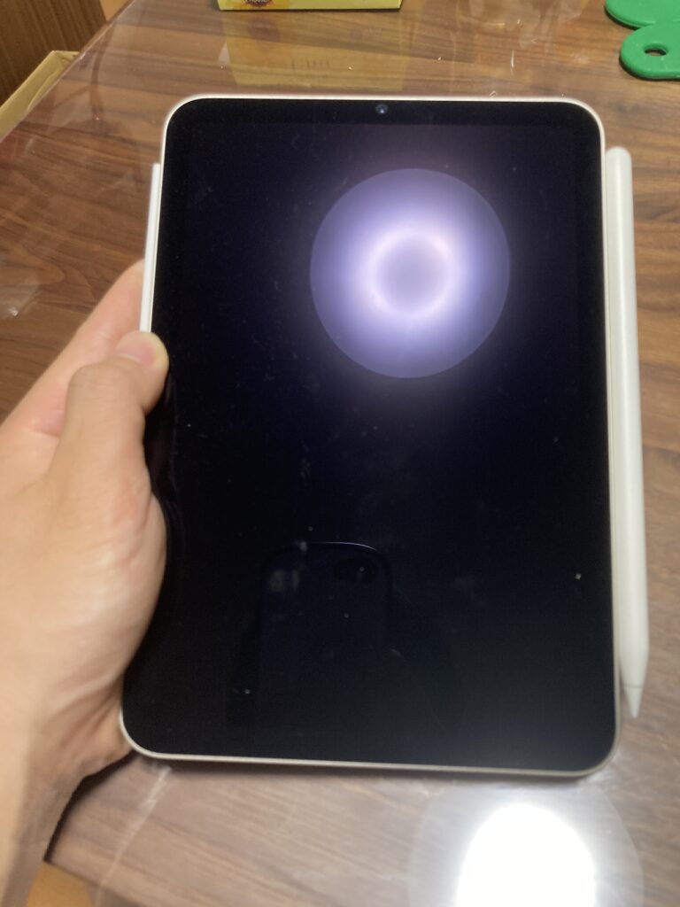 iPad mini 6を持っている様子